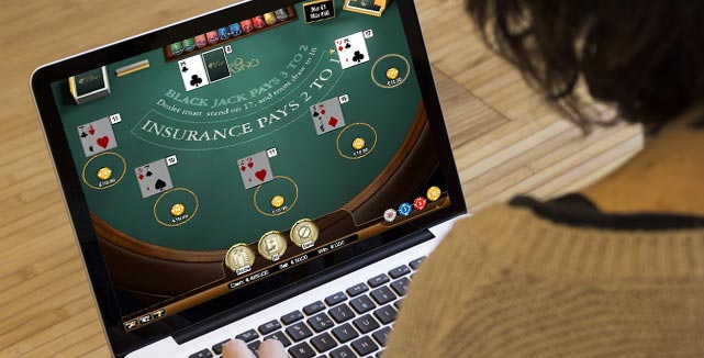 joueuse de blackjack sur un ordinateur