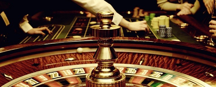 table de roulette animée par un croupier de casino